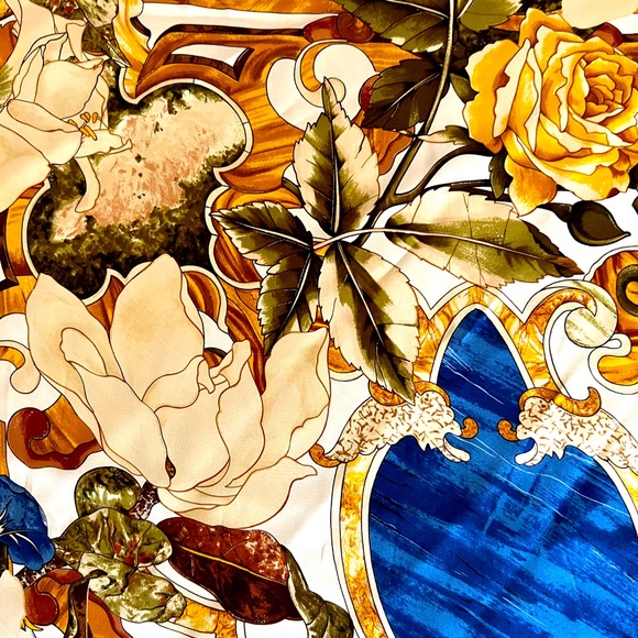 Stunning Chanel silk scarf in beautiful warm tones and classic pattern. - Picture 2 of 14